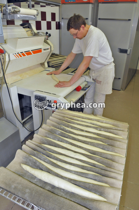 Fabrication du pain - Façonnage manuel des baguettes et mise sur toile - gryphea.com